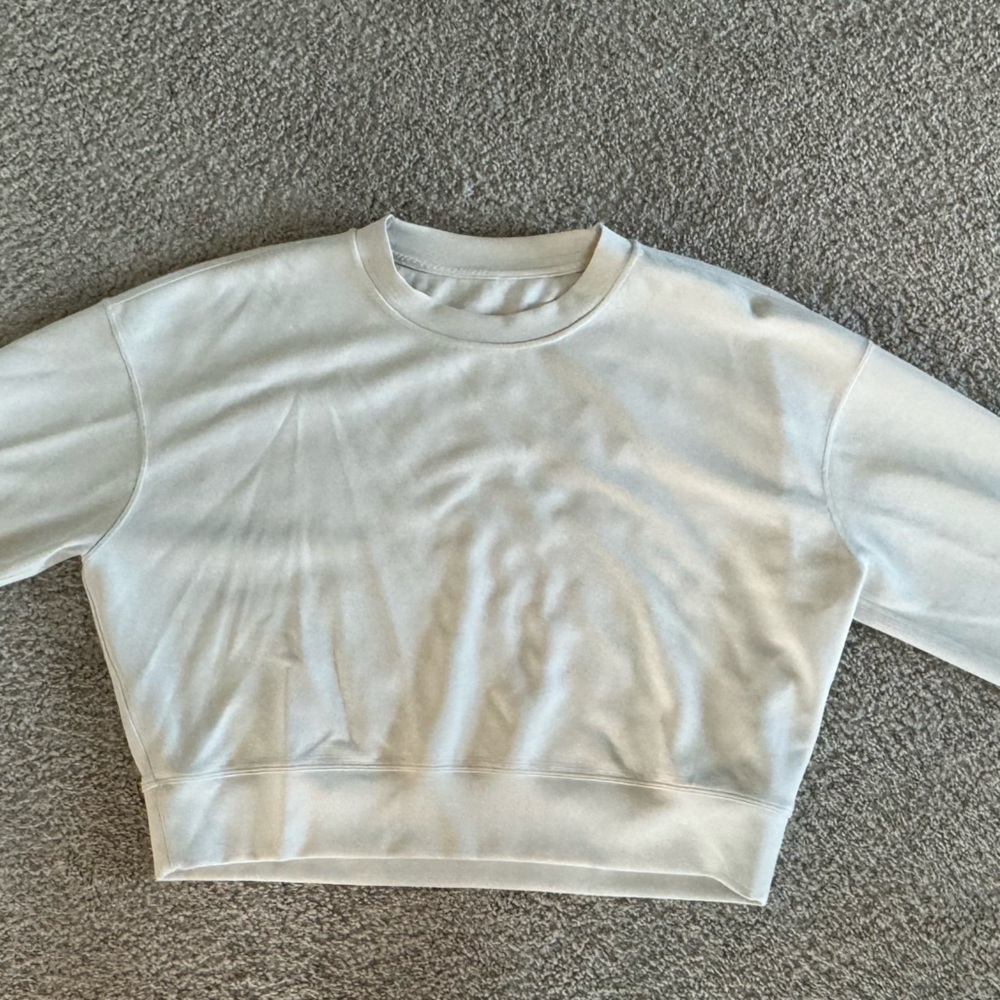 Women’s Lululemon Softstreme Perfectly Oversized Cropped Crew SZ M, cream